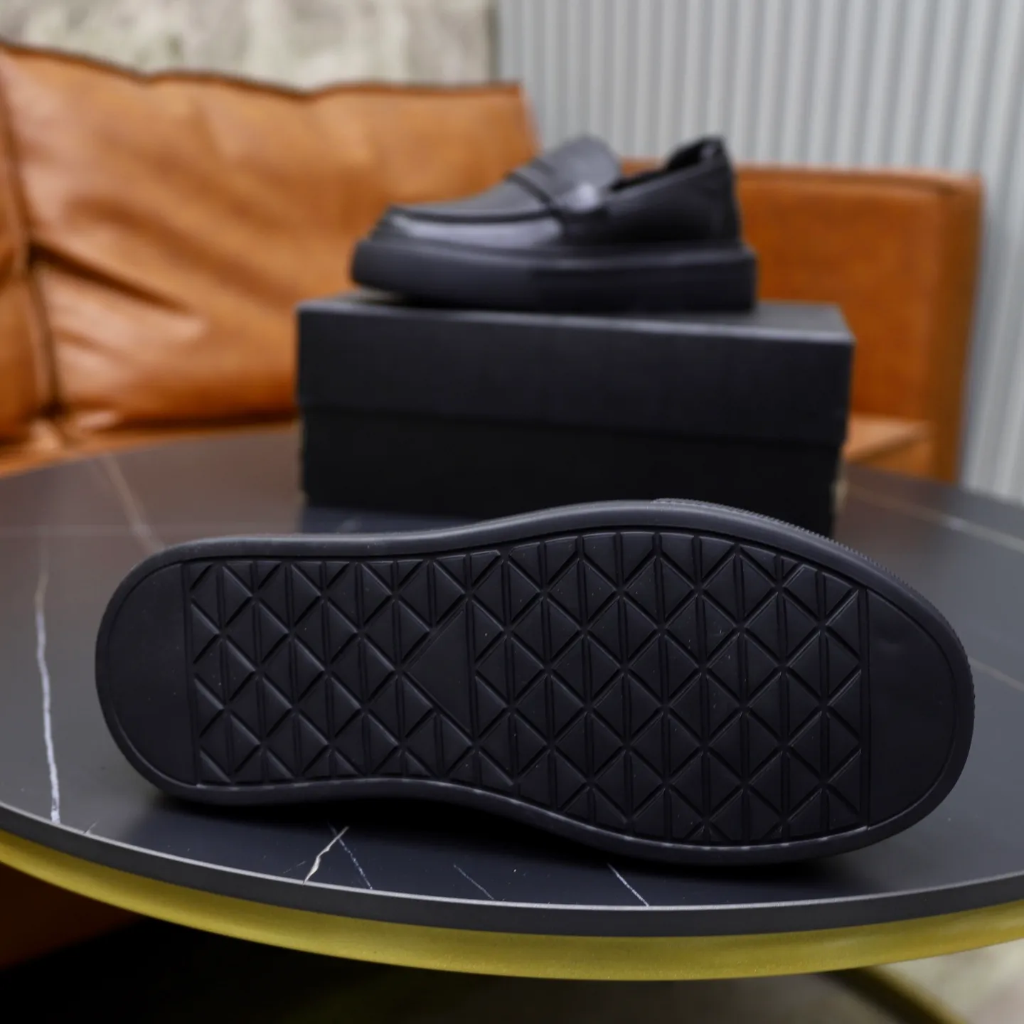 Ex-factory price: 500💰🙅‍♂️🙅‍♂️🙅‍♂️ Brand: PRADA Standard code: Men's code 38-44 (45 can be customized) Grade: Same style as the official website Original order quality Material: Original cowhide surface Comfortable lining Original outsole Style category: Men's fashionable casual leather shoes Distinguished big-name luxury elements Top luxury Color: Color of the actual picture